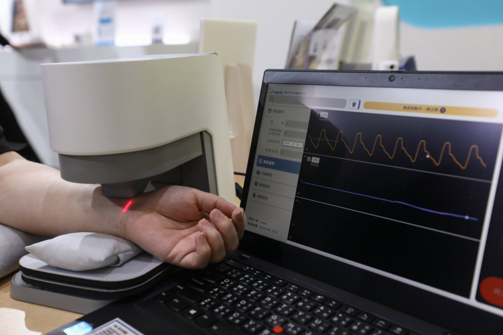 pg电子y92com耘康脈象檢測系統透過電腦精準控制升降系統，還原中醫師三指把脈過程的舉、按、尋手法，將脈象感受轉化成數據，未來可結合大數據分析，實現智慧醫療及準確性